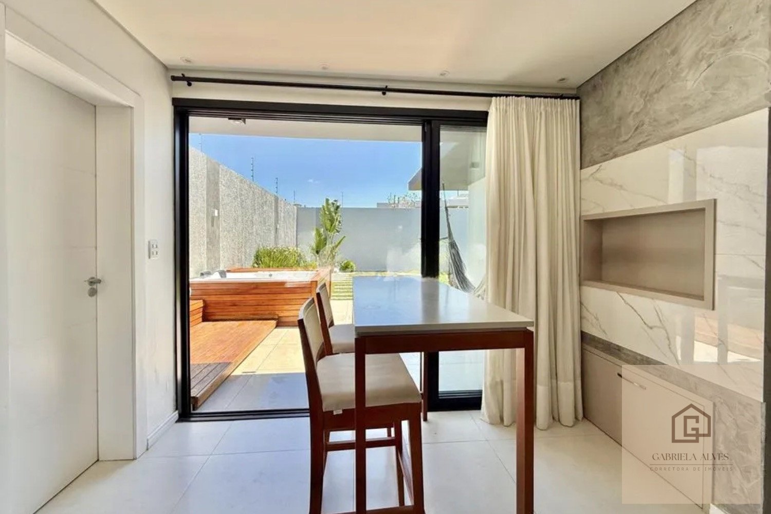 Casa semimobiliada no Parque Residencial Santa Júlia
