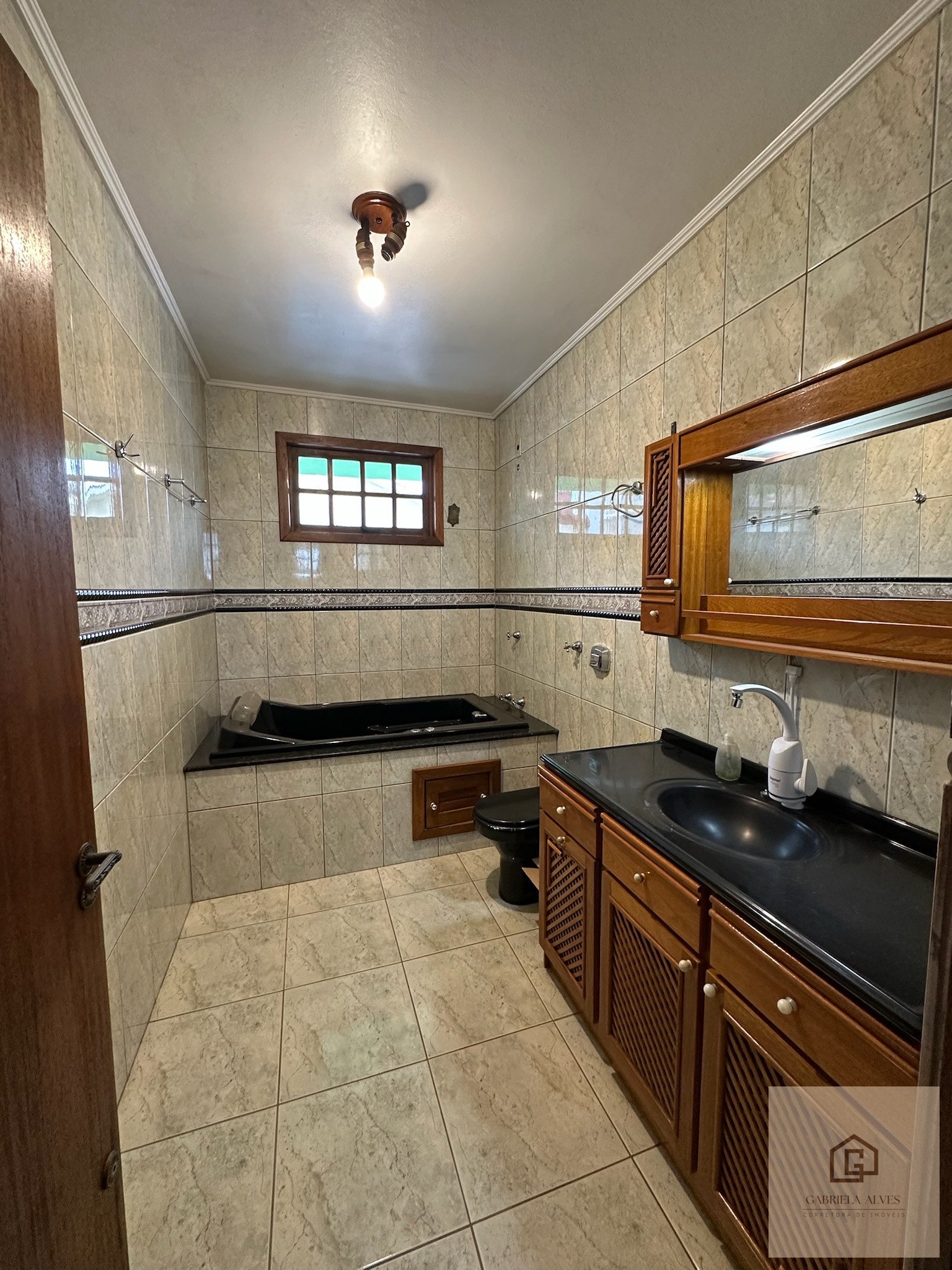 Casa próxima a UFSM, 4 dormitórios por apenas R$ 900.000,00