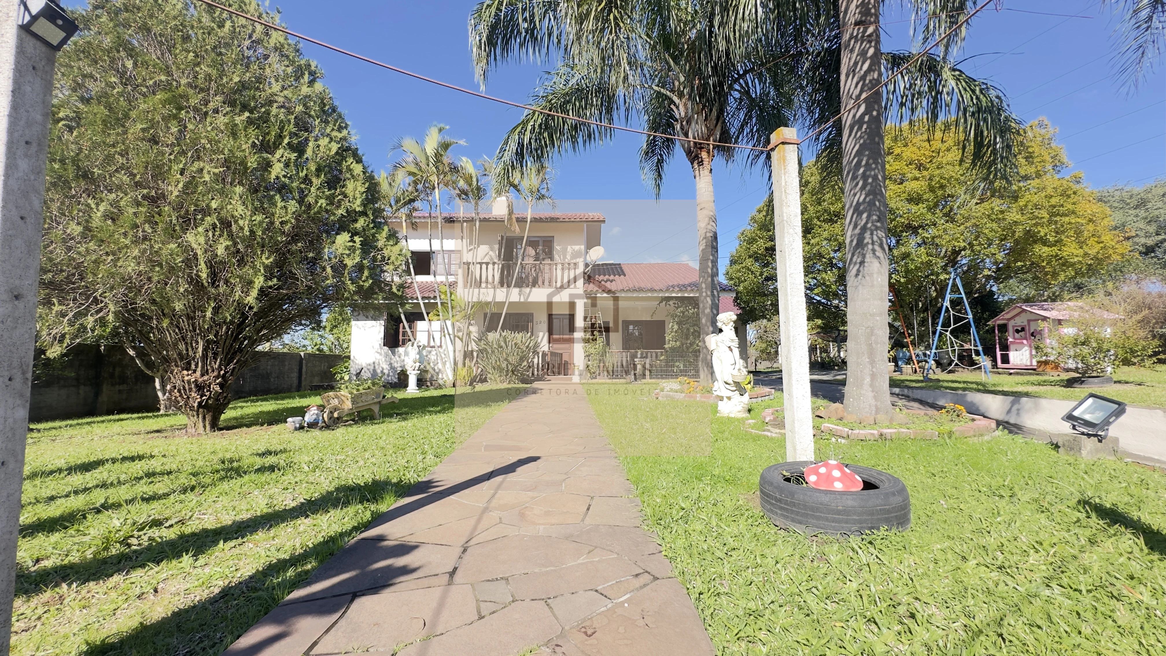 Casa ampla com 4 dormitórios, espaço gourmet, piscina, 3 vagas, bairro São José!