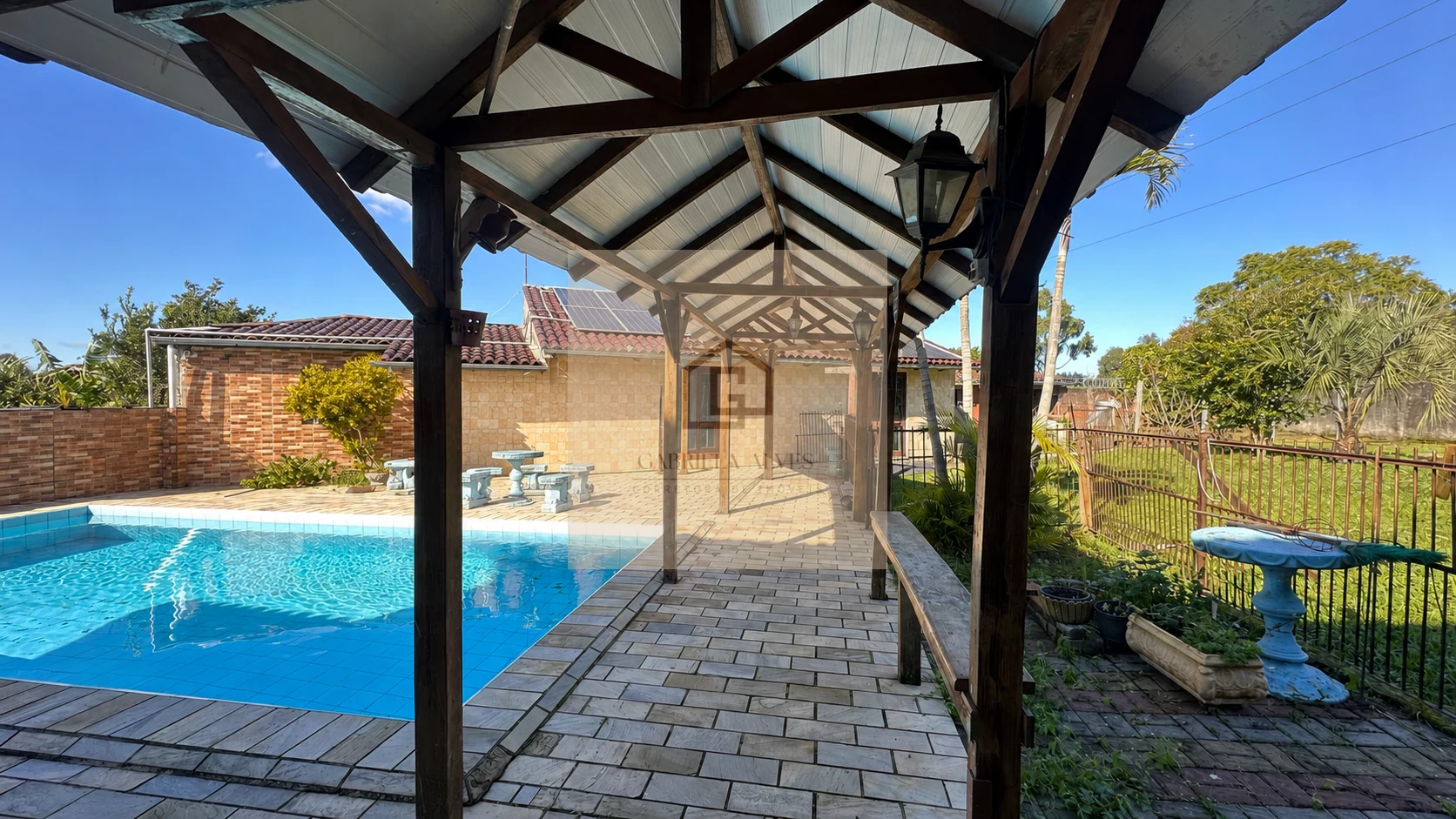 Casa ampla com 4 dormitórios, espaço gourmet, piscina, 3 vagas, bairro São José!