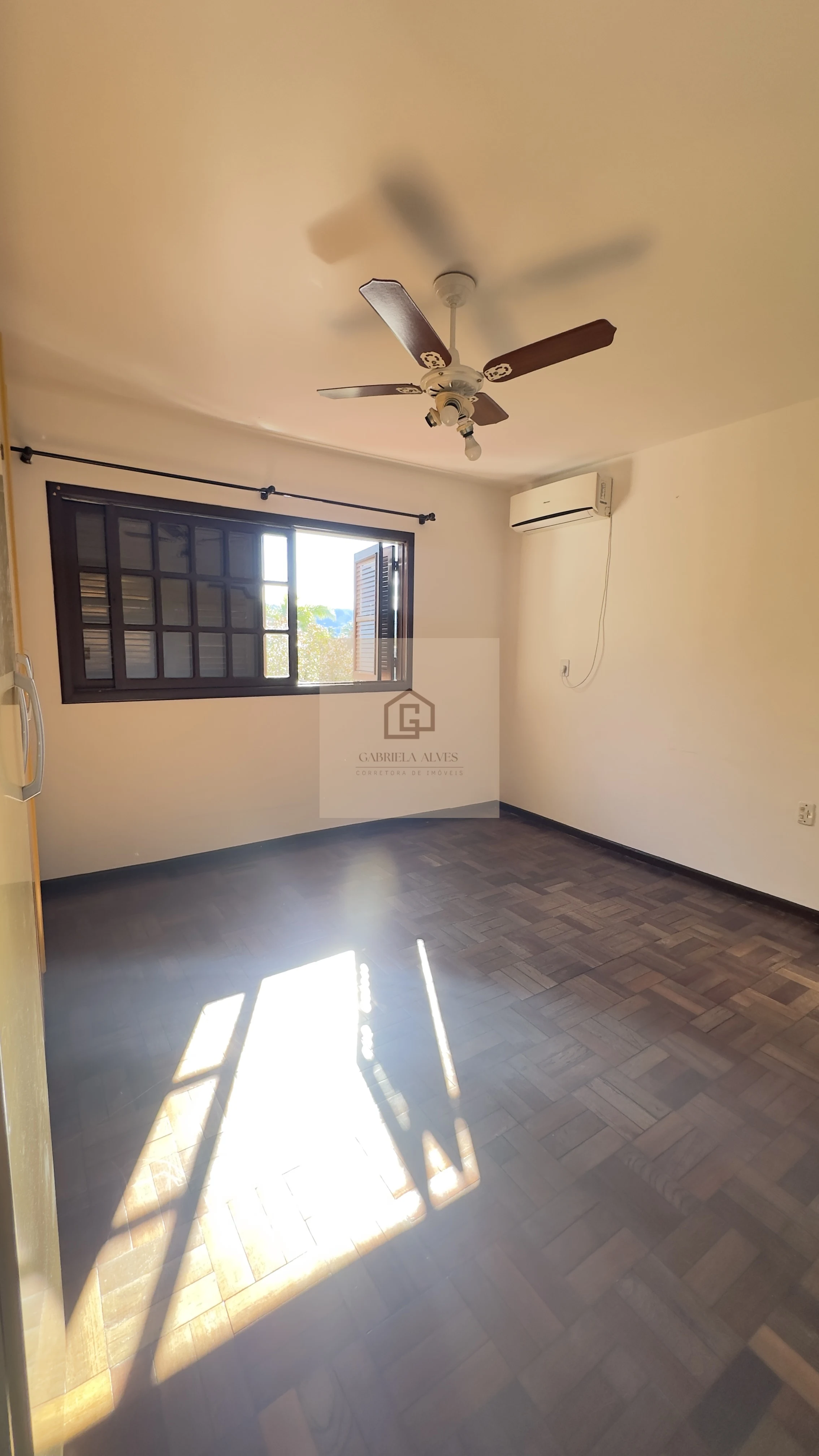 Casa ampla com 4 dormitórios, espaço gourmet, piscina, 3 vagas, bairro São José!