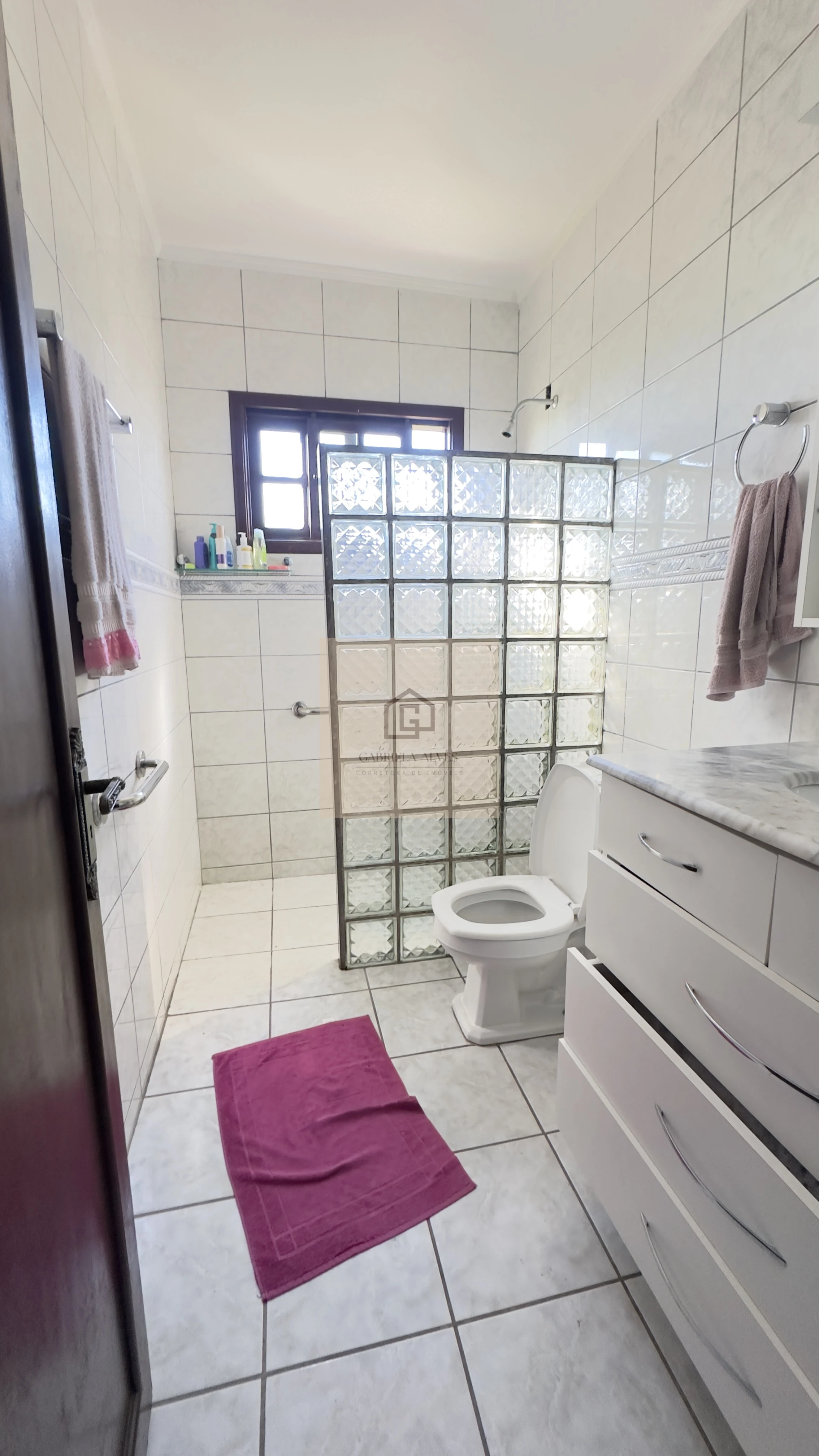 Casa ampla com 4 dormitórios, espaço gourmet, piscina, 3 vagas, bairro São José!