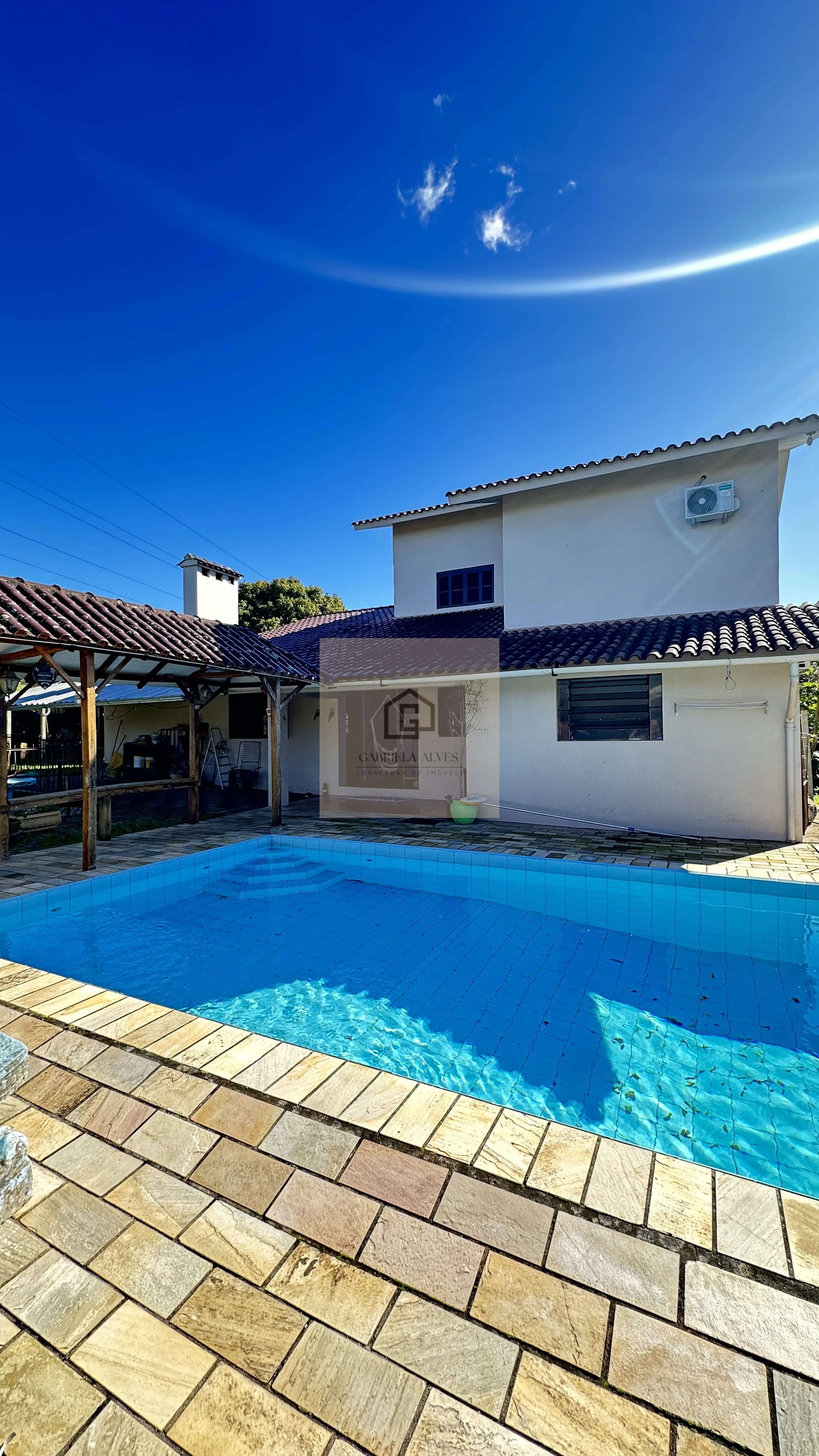Casa ampla com 4 dormitórios, espaço gourmet, piscina, 3 vagas, bairro São José!