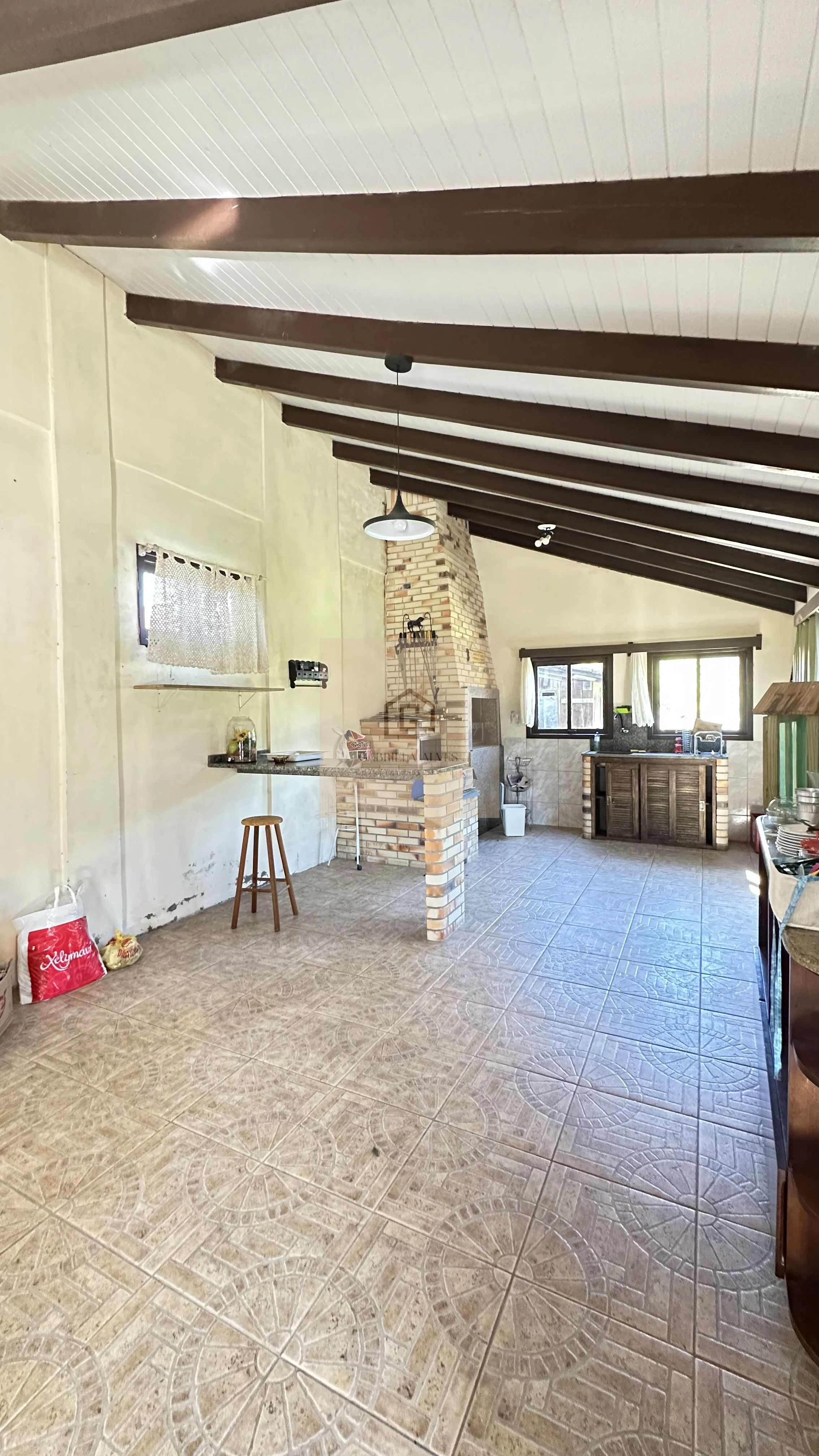 Casa ampla com 4 dormitórios, espaço gourmet, piscina, 3 vagas, bairro São José!