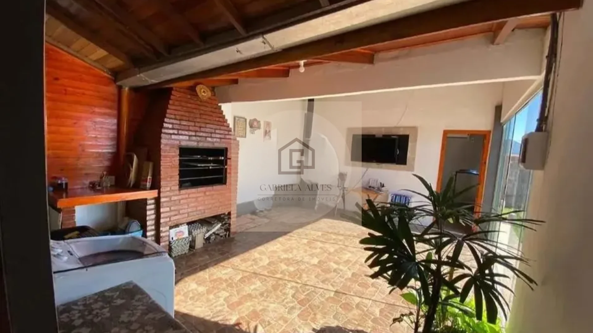 Casa com 3 Dormitórios, Lareira, Churrasqueira e Pátio Privativo