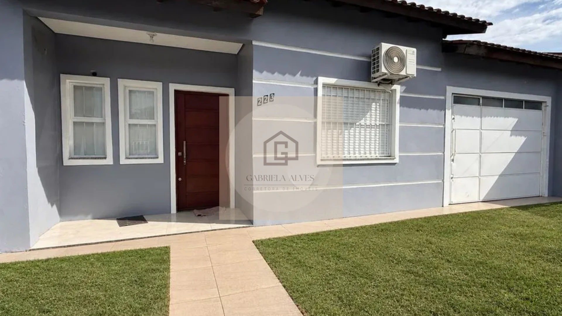Casa Semimobiliada com 2 Dormitórios e Amplo Pátio à Venda em Camobi | Galápagos