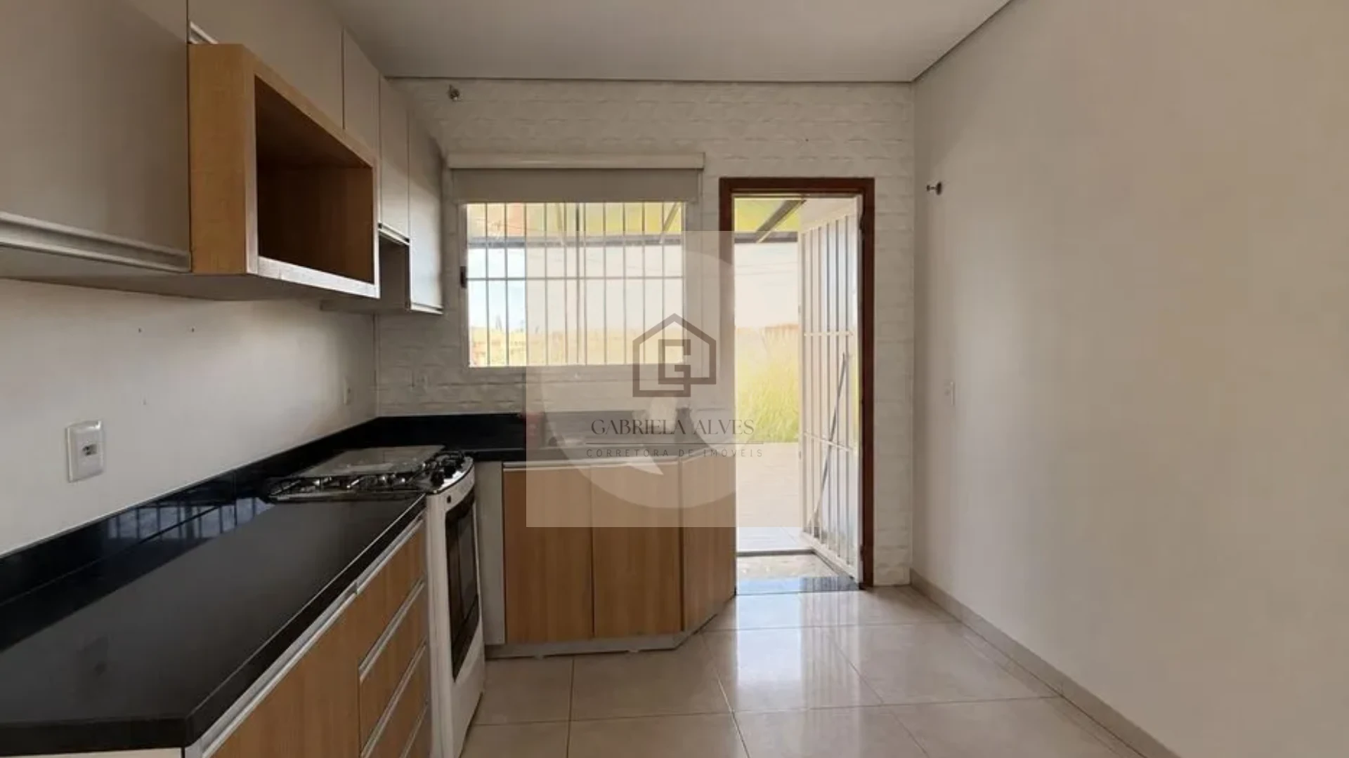 Casa Semimobiliada com 2 Dormitórios e Amplo Pátio à Venda em Camobi | Galápagos