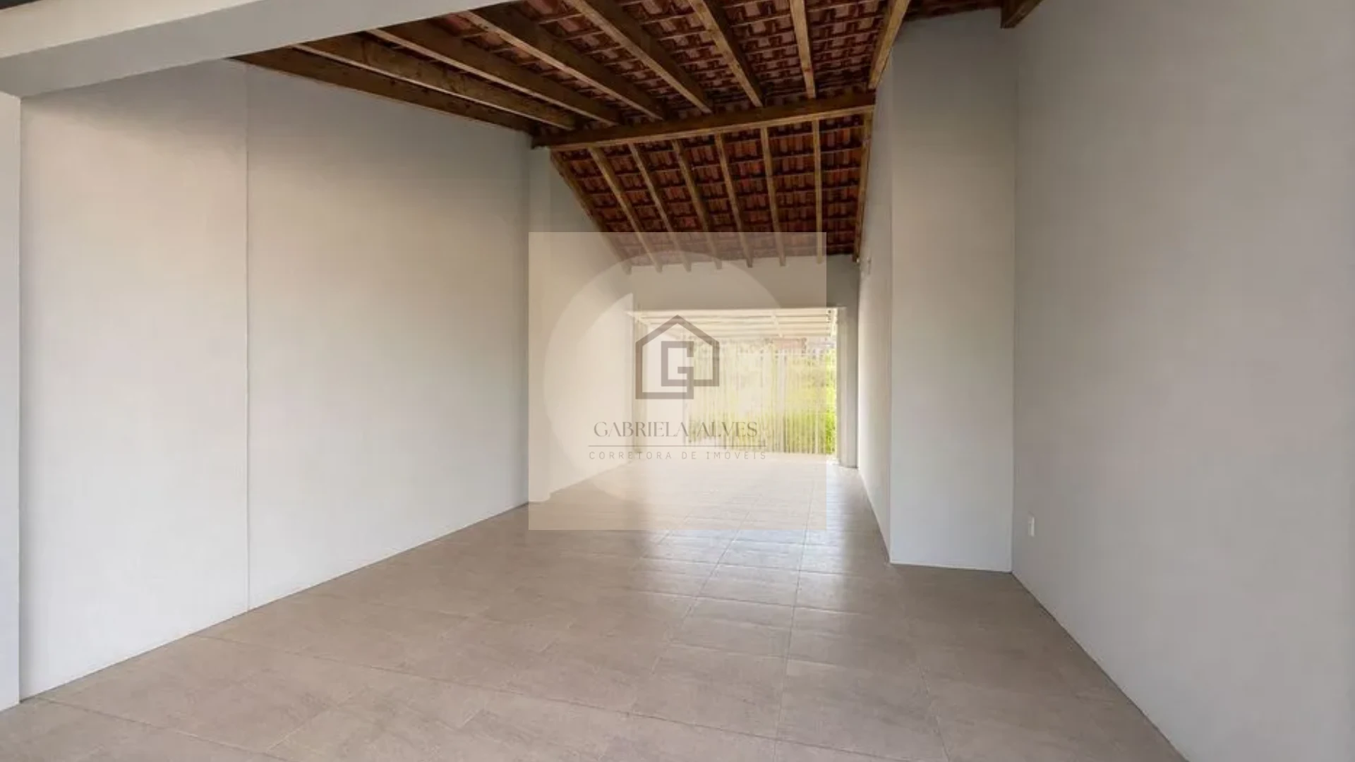 Casa Semimobiliada com 2 Dormitórios e Amplo Pátio à Venda em Camobi | Galápagos