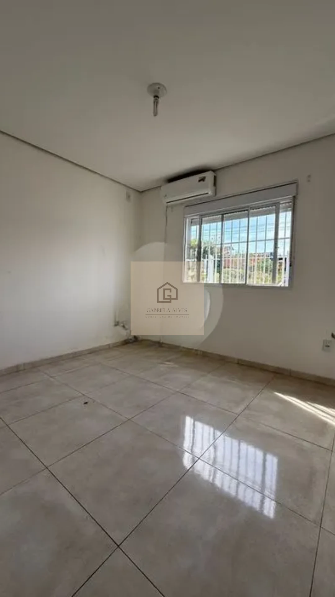 Casa Semimobiliada com 2 Dormitórios e Amplo Pátio à Venda em Camobi | Galápagos