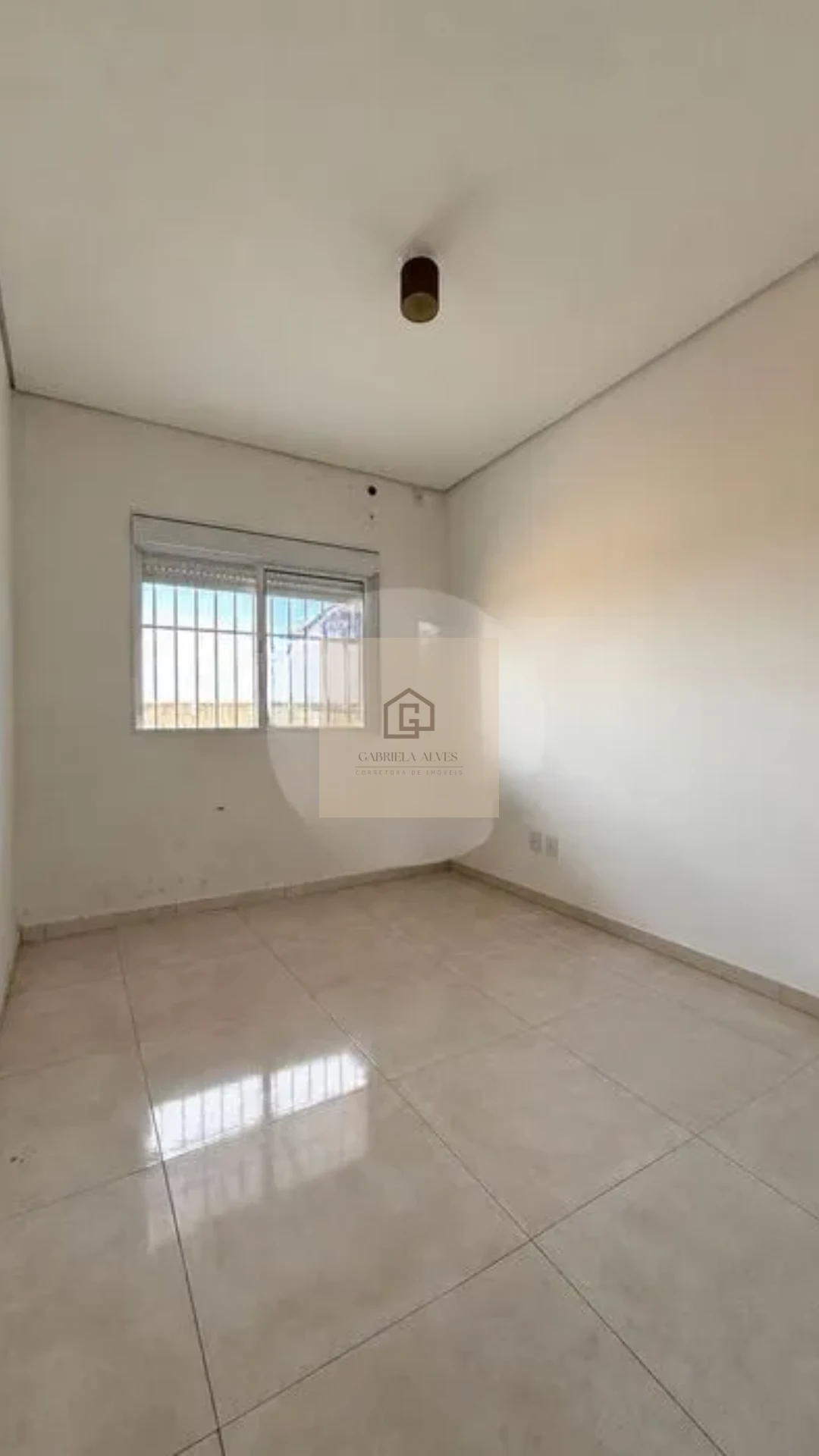 Casa Semimobiliada com 2 Dormitórios e Amplo Pátio à Venda em Camobi | Galápagos