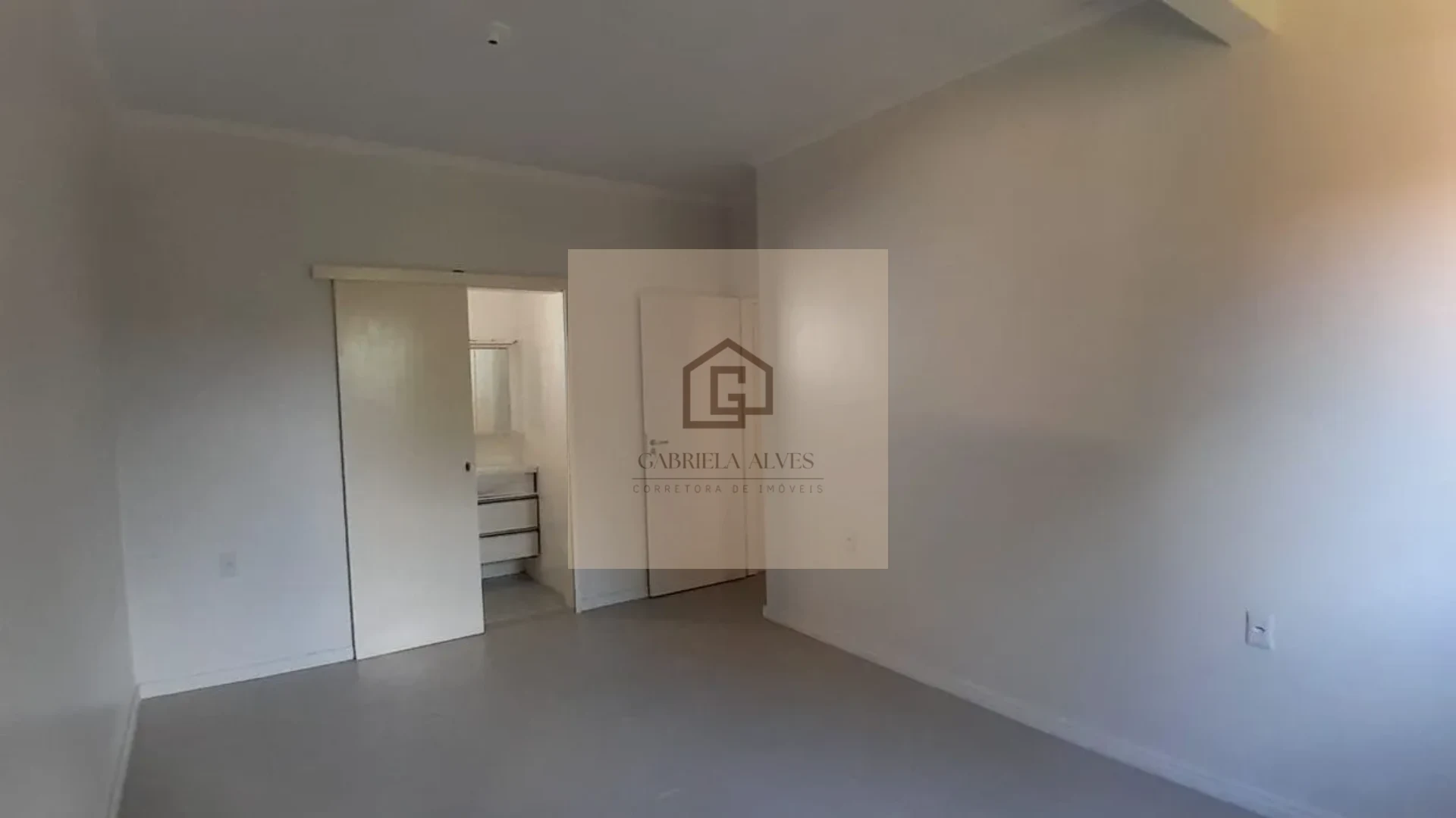 🏡 Casa Reformada com Suíte, Amplo Pátio e 3 Vagas à Venda no Bairro Pinheiro Machado
