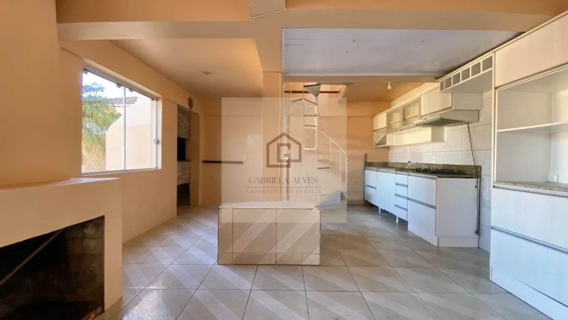 🏡 Casa Semimobiliada com Piscina e Lareira à Venda no Bairro Medianeira